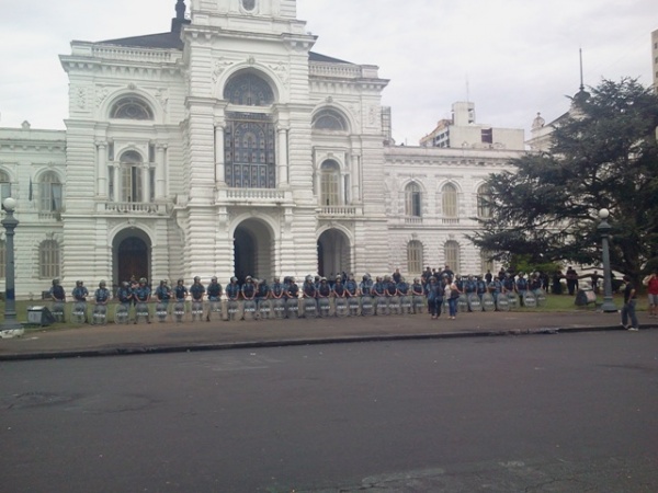 Represión en la municipalidad de La Plata: gases, balas de goma y heridos