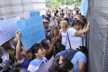 Despedidos volvieron a protestar en la municipalidad de La Plata: esta vez no hubo balas