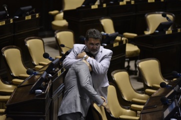 Con la presencia de varios intendentes, los Diputados bajan al recinto