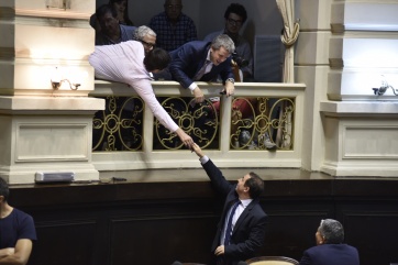 Con la presencia de varios intendentes, los Diputados bajan al recinto