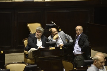 Con la presencia de varios intendentes, los Diputados bajan al recinto