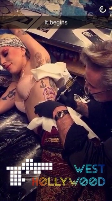 El impresionante tatuaje de Lady Gaga dedicado a David Bowie