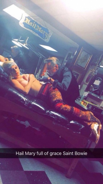El impresionante tatuaje de Lady Gaga dedicado a David Bowie