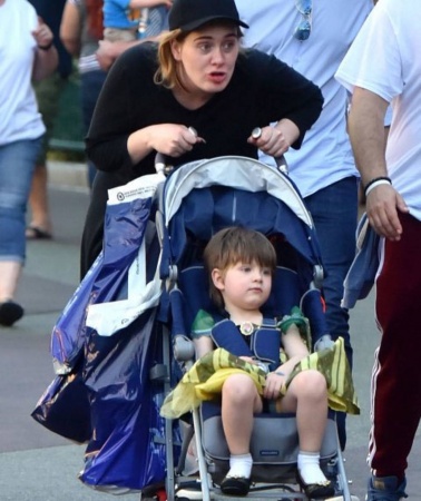 Adele visitó Disney con su hijo varón vestido de princesa - La Tecla