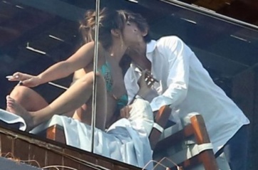 Ron Wood, sorprendido con una garota en Río de Janeiro