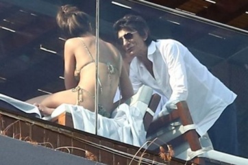 Ron Wood, sorprendido con una garota en Río de Janeiro