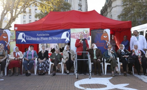 Multaron a las Madres de Plaza de Mayo tras su ronda