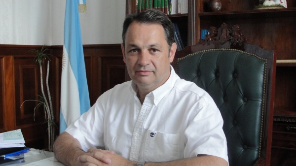 Intendente radical molesto: no puede aumentar las tasas y le apuntó a la