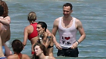 Con una remera,Tom Hiddleston le declaró su amor a Taylor Swift