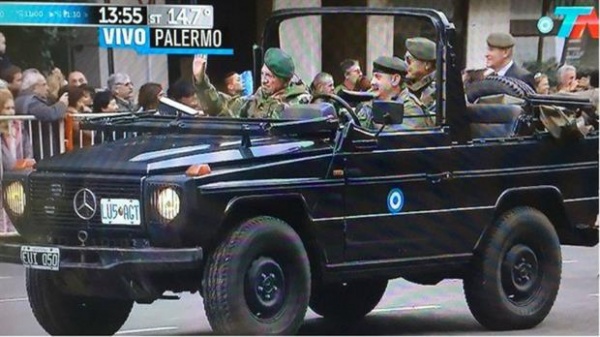 Aldo Rico desfiló en la fiesta, hubo críticas y el Gobierno se despega