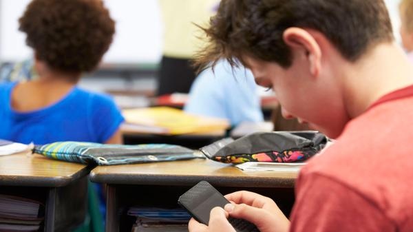 Los celulares reemplazaron a las netbooks en el aula