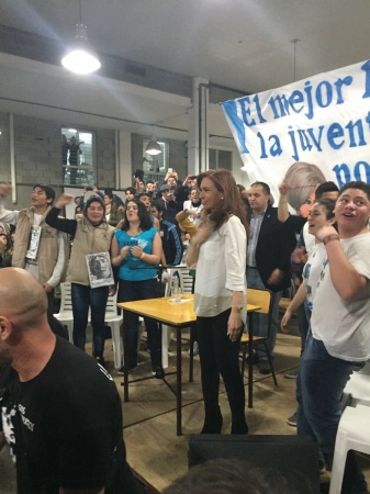 Después de la caída, CFK volvió a la carga: mimos para los jóvenes y palos para Macri
