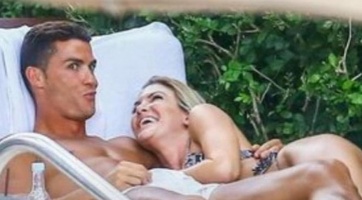 Cristiano Ronaldo a los besos con exuberante modelo fitness