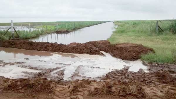 El avance del agua aísla a un pueblo de General Villegas