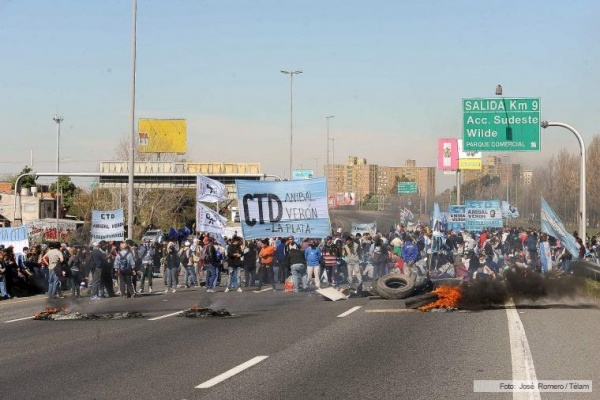 La manifestación en la autopista Bs. As. La Plata fue desalojada por Gendarmería