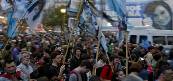 Marcha de la resistencia: multitudinario acompañamiento a las Madres en Plaza de Mayo