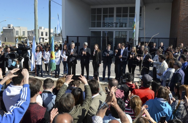 Uno y uno de Vidal: fotos con un intendente peronista y otro radical
