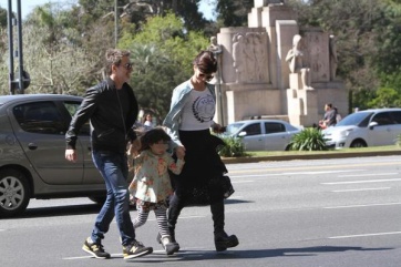 Tras anunciar la separación, Suar y Siciliani de paseo con su hija