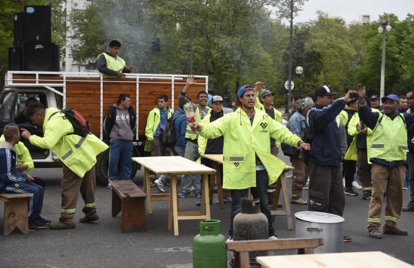 Cooperativistas platenses exigieron mejoras laborales y salariales frente a la Municipalidad
