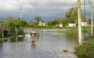 El avance del agua en General Villegas y Rivadavia pone en vilo a la política local