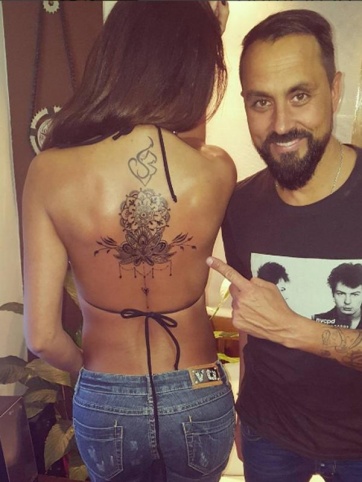 La vedette que se animó a un enorme tatuaje en la espalda