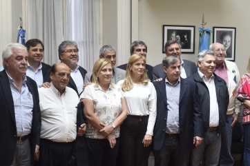 El peronismo acordó presionar por fondos para obras, pero no por endeudamiento