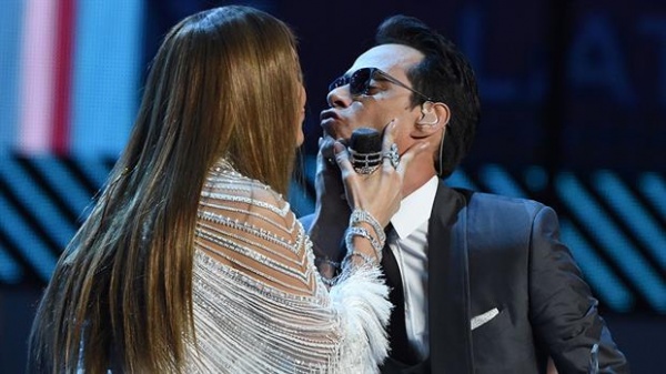 Jennifer López y Marc Anthony a los besos en los Grammy
