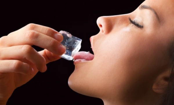 Una noche distinta y hot: juegos eróticos con hielo