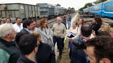 Junto con el tren sanitario, y en medio de reclamos, Vidal desembarcó en Las Flores