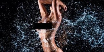 La famosa que se animó al topless bajo una lluvia de agua