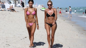 Yanina Latorre y su hija Lola, en bikini por las playas de Miami