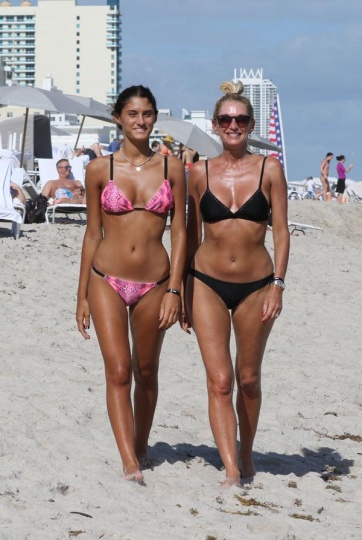 Yanina Latorre y su hija Lola, en bikini por las playas de Miami
