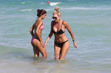 Yanina Latorre y su hija Lola, en bikini por las playas de Miami