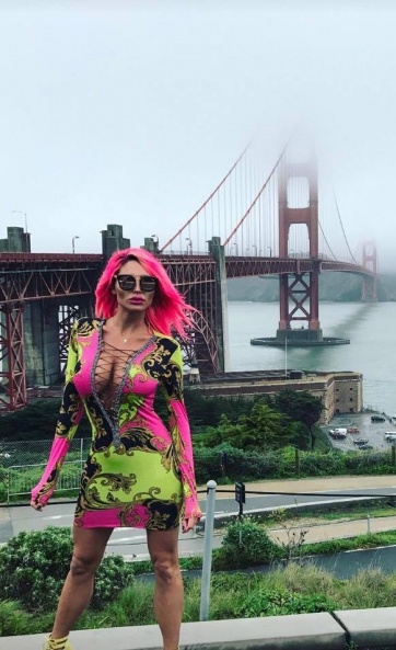 El extravagante cambio de look de Xipolitakis: pelo rosa chicle