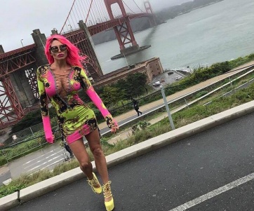 El extravagante cambio de look de Xipolitakis: pelo rosa chicle