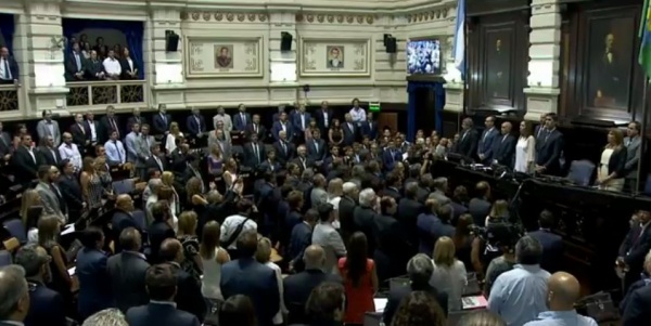 Las repercusiones y el color político mientras hablaba la Gobernadora
