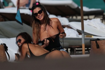 Karina Jelinek hizo topless y sus fotos aparecieron en un sitio XXX