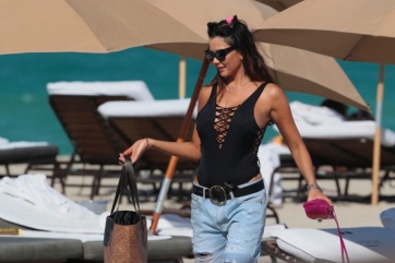Karina Jelinek hizo topless y sus fotos aparecieron en un sitio XXX