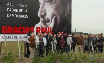 Homenaje de la UCR: Alfonsín, gigante, a la vera de la Ruta