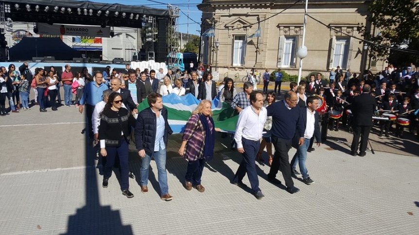 Fiesta y abrazo: Navarro celebró 250 años y primó una aire