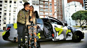 ¿Qué famoso maneja este Mercedes camuflado en Buenos Aires?