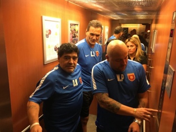 Reconciliación confirmada: Maradona y Oliva a los besos en Holanda