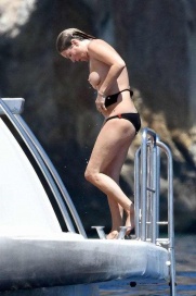 El topless accidentado de Kate Moss en la isla de Capri