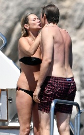 El topless accidentado de Kate Moss en la isla de Capri