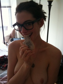 Filtran fotos íntimas de Anne Hathaway al desnudo
