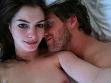 Filtran fotos íntimas de Anne Hathaway al desnudo