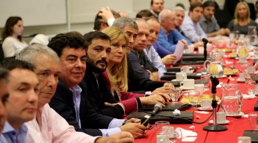 Intendentes peronistas se reúnen en el Senado por el Presupuesto