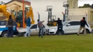 Procesan al docente que le tiró huevos al auto de Macri