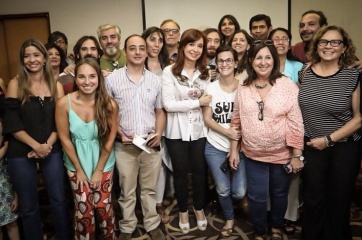 En un mensaje al PJ bonaerense, las mujeres peronistas se mostraron con Cristina