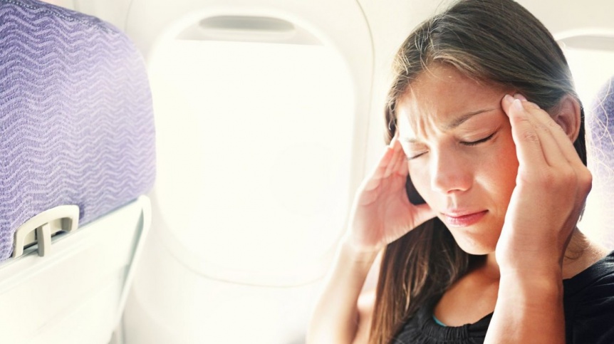 En el avión ¿Cómo evitar los dolores físicos en los viajes largos?